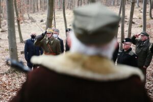 27.02.2021. Zgórsko. Złożenie wieńców i zniczy w miejscu ekshumacji Żołnierzy Wyklętych / Wiktor Taszłow / Radio Kielce