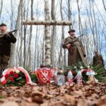 27.02.2021. Zgórsko. Złożenie wieńców i zniczy w miejscu ekshumacji Żołnierzy Wyklętych / Wiktor Taszłow / Radio Kielce