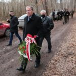 27.02.2021. Zgórsko. Złożenie wieńców i zniczy w miejscu ekshumacji Żołnierzy Wyklętych / Wiktor Taszłow / Radio Kielce