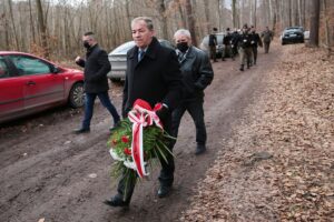 27.02.2021. Zgórsko. Złożenie wieńców i zniczy w miejscu ekshumacji Żołnierzy Wyklętych / Wiktor Taszłow / Radio Kielce