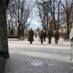 27.02.2021. Kielce. Złożenie kwiatów przed pomnikiem Armii Krajowej na Skwerze Stefana Żeromskiego / Wiktor Taszłow / Radio Kielce