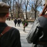 27.02.2021. Kielce. Złożenie kwiatów przed pomnikiem Armii Krajowej na Skwerze Stefana Żeromskiego. Wieniec składają (od lewej): Rafał Nowak - wicewojewoda świętokrzyski i Krzysztof Słoń - senator / Wiktor Taszłow / Radio Kielce