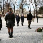 27.02.2021. Kielce. Złożenie kwiatów przed pomnikiem Armii Krajowej na Skwerze Stefana Żeromskiego. Wieniec składają (od lewej): Rafał Nowak - wicewojewoda świętokrzyski i Krzysztof Słoń - senator / Wiktor Taszłow / Radio Kielce