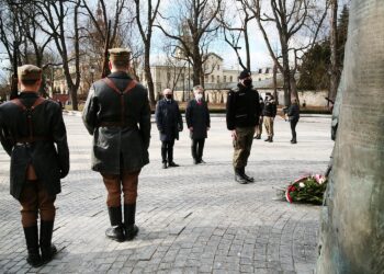 27.02.2021. Kielce. Złożenie kwiatów przed pomnikiem Armii Krajowej na Skwerze Stefana Żeromskiego. Wieniec składają (od lewej): Rafał Nowak - wicewojewoda świętokrzyski i Krzysztof Słoń - senator / Wiktor Taszłow / Radio Kielce