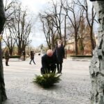 27.02.2021. Kielce. Złożenie kwiatów przed pomnikiem Armii Krajowej na Skwerze Stefana Żeromskiego. Wieniec składają (od lewej): Rafał Nowak - wicewojewoda świętokrzyski i Krzysztof Słoń - senator / Wiktor Taszłow / Radio Kielce