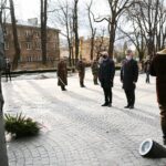 27.02.2021. Kielce. Złożenie kwiatów przed pomnikiem Armii Krajowej na Skwerze Stefana Żeromskiego. Wieniec składają (od lewej): Rafał Nowak - wicewojewoda świętokrzyski i Krzysztof Słoń - senator / Wiktor Taszłow / Radio Kielce