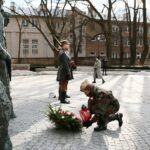 27.02.2021. Kielce. Złożenie kwiatów przed pomnikiem Armii Krajowej na Skwerze Stefana Żeromskiego / Wiktor Taszłow / Radio Kielce