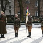 27.02.2021. Kielce. Złożenie kwiatów przed pomnikiem Armii Krajowej na Skwerze Stefana Żeromskiego / Wiktor Taszłow / Radio Kielce