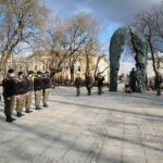 27.02.2021. Kielce. Złożenie kwiatów przed pomnikiem Armii Krajowej na Skwerze Stefana Żeromskiego. Na zdjęciu (od lewej): Krzysztof Słoń - senator, Rafał Nowak - wicewojewoda świętokrzyski / Wiktor Taszłow / Radio Kielce