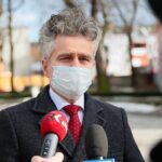 27.02.2021. Kielce. Złożenie kwiatów przed pomnikiem Armii Krajowej na Skwerze Stefana Żeromskiego. Na zdjęciu: Krzysztof Słoń - senator / Wiktor Taszłow / Radio Kielce