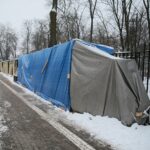 02.02.2021. Kielce. Dziura w murze Parku Miejskiego w Kielcach / Wiktor Taszłow / Radio Kielce