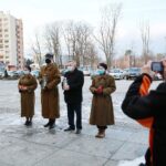 28.02.2021. Kielce. Warta honorowa przed tablicą upamiętniającą obrońców Westerplatte. Na zdjęciu: Jarosław Machnicki - dyrektor Wojewódzkiego Domu Kultury w Kielcach i członkowie Stowarzyszenia Rekonstrukcji Historycznych 4. Pułku Piechoty Legionów / Wiktor Taszłow / Radio Kielce