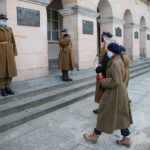 28.02.2021. Kielce. Warta honorowa przed tablicą upamiętniającą obrońców Westerplatte / Wiktor Taszłow / Radio Kielce