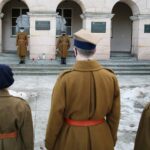 28.02.2021. Kielce. Warta honorowa przed tablicą upamiętniającą obrońców Westerplatte / Wiktor Taszłow / Radio Kielce