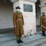 28.02.2021. Kielce. Warta honorowa przed tablicą upamiętniającą obrońców Westerplatte / Wiktor Taszłow / Radio Kielce