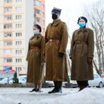 28.02.2021. Kielce. Warta honorowa przed tablicą upamiętniającą obrońców Westerplatte / Wiktor Taszłow / Radio Kielce