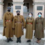 28.02.2021. Kielce. Warta honorowa przed tablicą upamiętniającą obrońców Westerplatte. Na zdjęciu: Zbigniew Kowalski - prezes Stowarzyszenia Rekonstrukcji Historycznych 4. Pułku Piechoty Legionów i członkowie Stowarzyszenia Rekonstrukcji Historycznych 4. Pułku Piechoty Legionów / Wiktor Taszłow / Radio Kielce