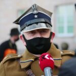 28.02.2021. Kielce. Warta honorowa przed tablicą upamiętniającą obrońców Westerplatte. Na zdjęciu: Zbigniew Kowalski - prezes Stowarzyszenia Rekonstrukcji Historycznych 4. Pułku Piechoty Legionów / Wiktor Taszłow / Radio Kielce