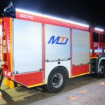 05.02.2021. Niewachlów. Przekazanie nowego wozu strażackiego. Na zdjęciu (w środku od lewej): Rafał Nowak - wicewojewoda świętokrzyski, Marcin Stępniewski - kielecki radny / Wiktor Taszłow / Radio Kielce