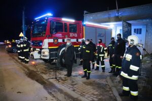 05.02.2021. Niewachlów. Przekazanie nowego wozu strażackiego. Przemawia Bożena