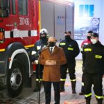 05.02.2021. Niewachlów. Przekazanie nowego wozu strażackiego / Wiktor Taszłow / Radio Kielce