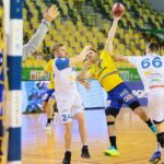 06.02.2021. Kielce. Zaległy mecz 12. kolejki PGNiG Superligi: Łomża Vive - Stal Mielec. Na zdjęciu (z piłką): Arkadiusz Moryto / Wiktor Taszłow / Radio Kielce