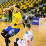 06.02.2021. Kielce. Zaległy mecz 12. kolejki PGNiG Superligi: Łomża Vive - Stal Mielec. Na zdjęciu (z lewej): Nicolas Tournat / Wiktor Taszłow / Radio Kielce