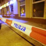 06.02.2021. Kielce. Ulica Żeromskiego. Zabezpieczone otoczenie budynku, z którego spadły cegły / Wiktor Taszłow / Radio Kielce