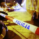 06.02.2021. Kielce. Ulica Żeromskiego. Zabezpieczone otoczenie budynku, z którego spadły cegły / Wiktor Taszłow / Radio Kielce