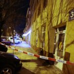 06.02.2021. Kielce. Ulica Żeromskiego. Zabezpieczone otoczenie budynku, z którego spadły cegły / Wiktor Taszłow / Radio Kielce