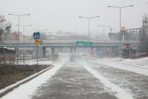 07.02.2021. Kielce. Trudne warunki drogowe / Wiktor Taszłow / Radio Kielce