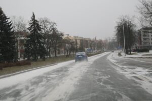 07.02.2021. Kielce. Trudne warunki drogowe / Wiktor Taszłow / Radio Kielce