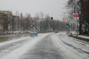 07.02.2021. Kielce. Trudne warunki drogowe / Wiktor Taszłow / Radio Kielce