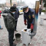 07.02.2021. Kielce. Pokaz rozpalania ognia w domowych paleniskach / Wiktor Taszłow / Radio Kielce
