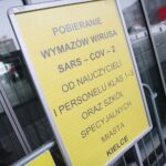 07.02.2021. Kielce. Pobieranie wymazów od nauczycieli i personelu klas 1-3 / Wiktor Taszłow / Radio Kielce