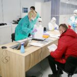 07.02.2021. Kielce. Pobieranie wymazów od nauczycieli i personelu klas 1-3 / Wiktor Taszłow / Radio Kielce