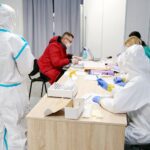 07.02.2021. Kielce. Pobieranie wymazów od nauczycieli i personelu klas 1-3 / Wiktor Taszłow / Radio Kielce