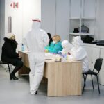 07.02.2021. Kielce. Pobieranie wymazów od nauczycieli i personelu klas 1-3 / Wiktor Taszłow / Radio Kielce