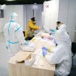 07.02.2021. Kielce. Pobieranie wymazów od nauczycieli i personelu klas 1-3 / Wiktor Taszłow / Radio Kielce