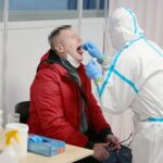 07.02.2021. Kielce. Pobieranie wymazów od nauczycieli i personelu klas 1-3 / Wiktor Taszłow / Radio Kielce