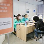 07.02.2021. Kielce. Pobieranie wymazów od nauczycieli i personelu klas 1-3 / Wiktor Taszłow / Radio Kielce