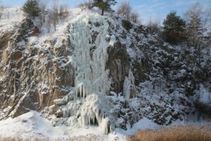 09.02.2021. Kielce. Lodospad na Skałce Geologów na Kadzielni / Wiktor Taszłow / Radio Kielce