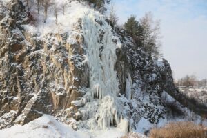 09.02.2021. Kielce. Lodospad na Skałce Geologów na Kadzielni / Wiktor Taszłow / Radio Kielce