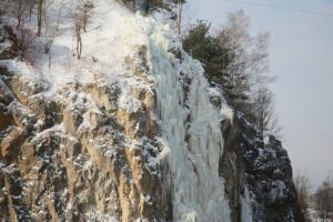 09.02.2021. Kielce. Lodospad na Skałce Geologów na Kadzielni / Wiktor Taszłow / Radio Kielce