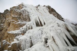 09.02.2021. Kielce. Lodospad na Skałce Geologów na Kadzielni / Wiktor Taszłow / Radio Kielce