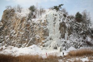 09.02.2021. Kielce. Lodospad na Skałce Geologów na Kadzielni / Wiktor Taszłow / Radio Kielce