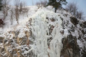 09.02.2021. Kielce. Lodospad na Skałce Geologów na Kadzielni / Wiktor Taszłow / Radio Kielce