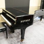 Radio Kielce. Studio GRAM. Fortepian koncertowy PETROF / Wiktor Taszłow / Radio Kielce