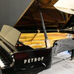 Radio Kielce. Studio GRAM. Fortepian koncertowy PETROF / Wiktor Taszłow / Radio Kielce