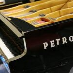 Radio Kielce. Studio GRAM. Fortepian koncertowy PETROF / Wiktor Taszłow / Radio Kielce